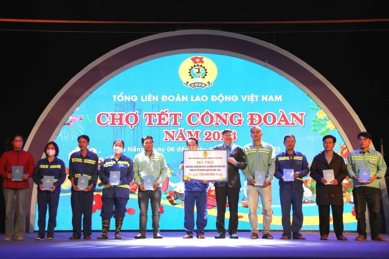 Trao phiếu mua hàng tặng công nhân, lao động tại Chợ Tết Công đoàn năm 2023, do Liên đoàn Lao động thành phố Đà Nẵng tổ chức.