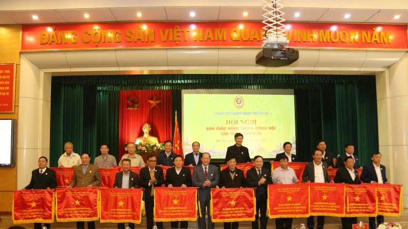 Trao Cờ tặng các đơn vị xuất sắc trong phong trào thi đua "Cựu chiến binh gương mẫu" năm 2023.