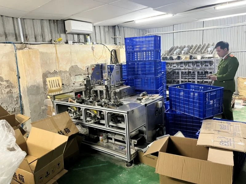 Hệ thống máy móc tự động để sản xuất mỹ phẩm, thực phẩm chức năng giả.