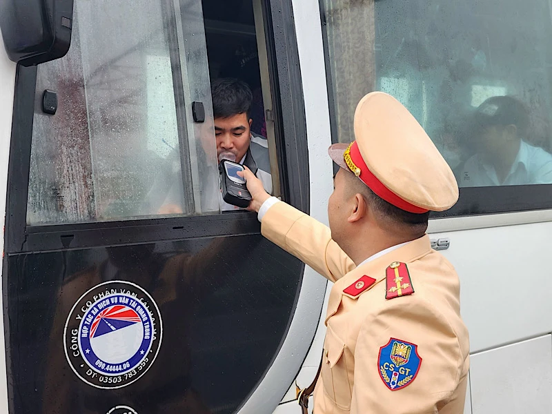 Cảnh sát giao thông đo nồng độ cồn đối với lái xe ô tô.