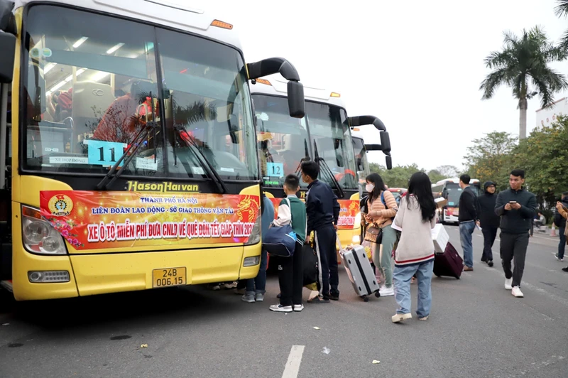 Liên đoàn Lao động thành phố Hà Nội tổ chức đưa, đón đoàn viên, người lao động về quê ăn Tết và đón trở lại làm việc đầu năm.
