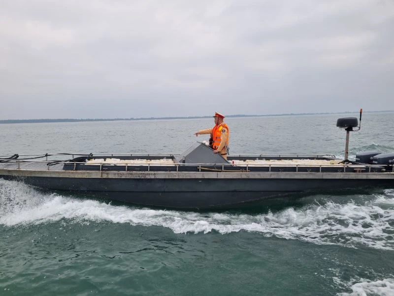 Lực lượng chức năng phối hợp bắt giữ phương tiện chở 250 can xăng không hóa đơn, chứng từ.