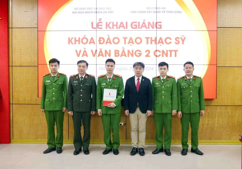 Lãnh đạo Đại học Bách khoa Hà Nội và Bộ Công trao quyết định cho các học viên.