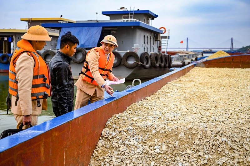 Thiết lập trật tự giao thông đường thủy trên tuyến sông Hồng và địa bàn giáp ranh.
