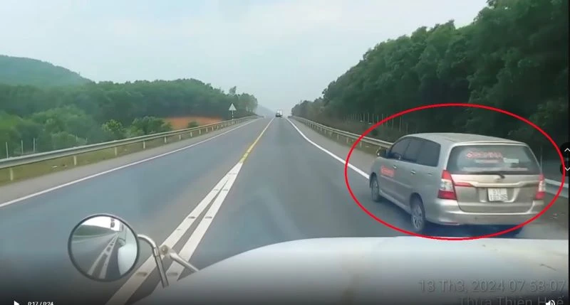 Chiếc xe vi phạm trên cao tốc Cam Lộ- La Sơn.