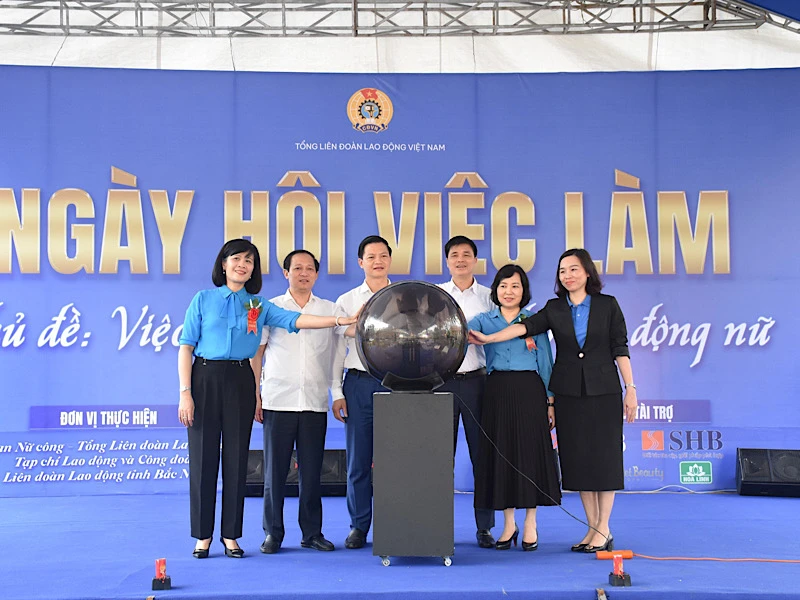 Nghi thức khai mạc Ngày hội việc làm dành cho lao động nữ tại tỉnh Bắc Ninh.
