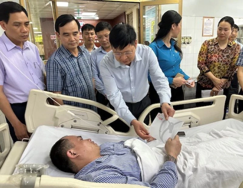 Phó Chủ tịch Tổng Liên đoàn Lao động Việt Nam Phan Văn Anh và Chủ tịch Công đoàn Than-Khoáng sản Việt Nam Lê Thanh Xuân trao hỗ trợ công nhân bị thương do cháy khí metan.