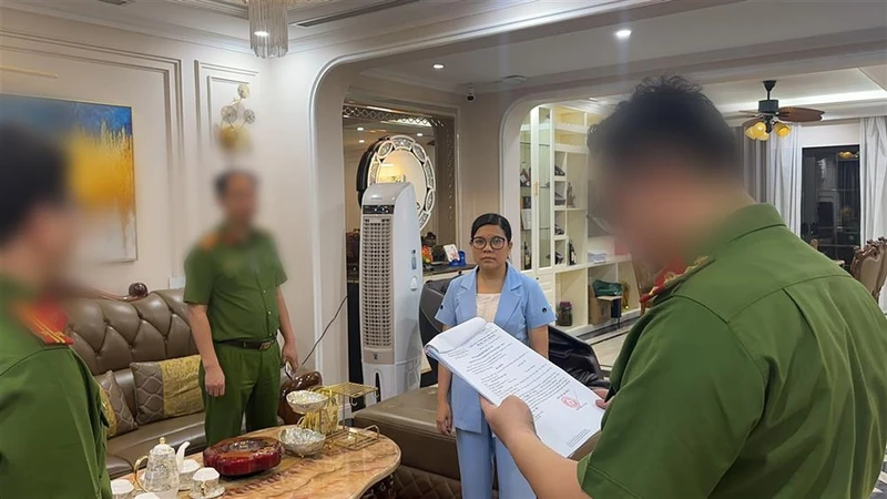 Cơ quan Công an tống đạt các quyết định tố tụng. 