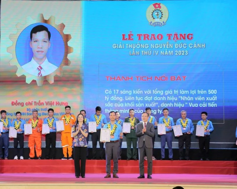 Engineer Tran Viet Hung at the Nguyen Duc Canh Award Ceremony 2023.