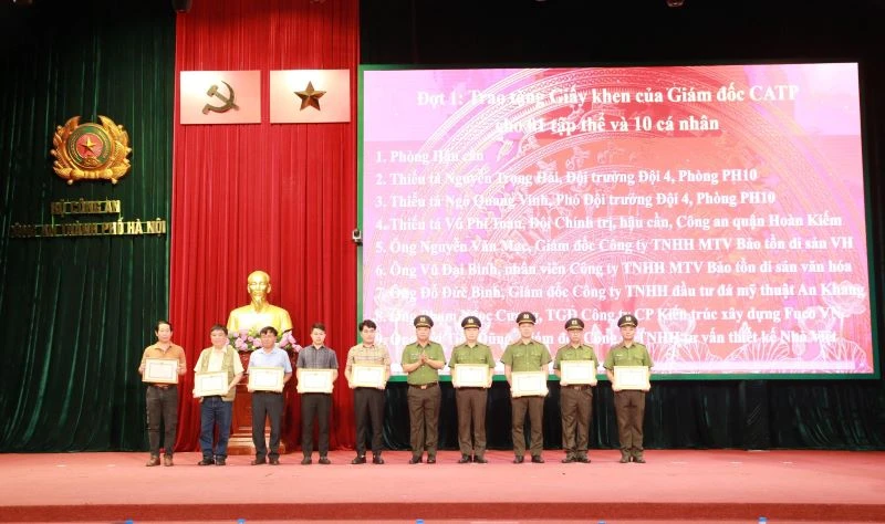 Trao bằng khen tặng tập thể cá nhân có thành tích xuất sắc.