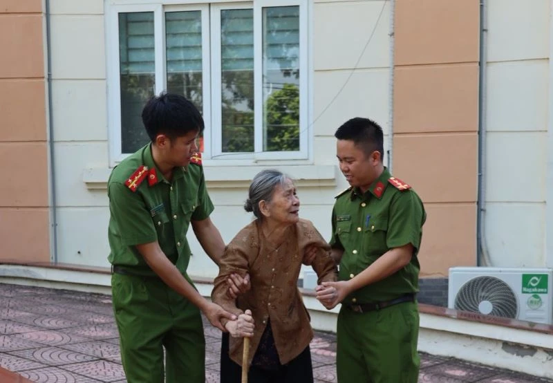 Giáo dục thế hệ trẻ Bộ Tư lệnh Cảnh sát Cơ động truyền thống cách mạng, đạo lý uống nước nhớ nguồn.