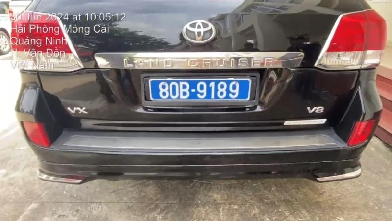 Đối tượng dùng số xe biển xanh giả khi đi qua trạm thu phí thì bị phát hiện.