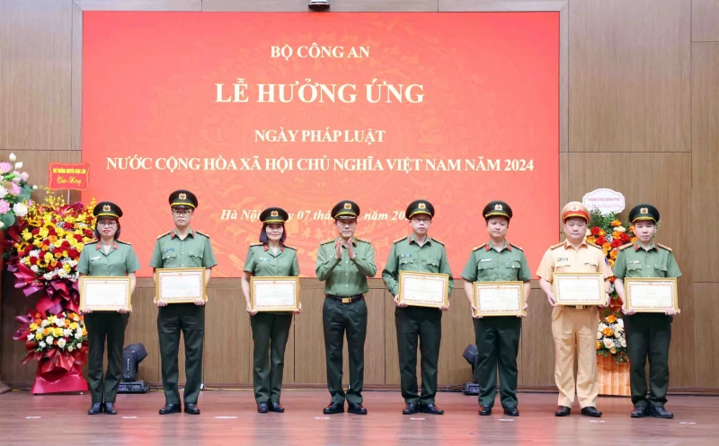 Bộ trưởng Công an trao bằng khen tặng các tập thể có thành tích xuất sắc.