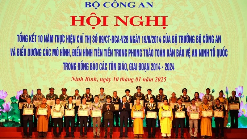 Trao bằng khen tặng các tập thể, cá nhân điển hình tiên tiến trong phong trào toàn dân bảo vệ an ninh Tổ quốc trong đồng bào các tôn giáo, giai đoạn 2014-2024.