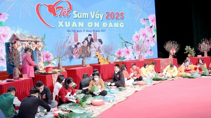 Thi gói bánh chưng trong chương trình "Tết Sum vầy- Xuân ơn Đảng" năm 2025, do Liên đoàn Lao động thành phố Hà Nội tổ chức.