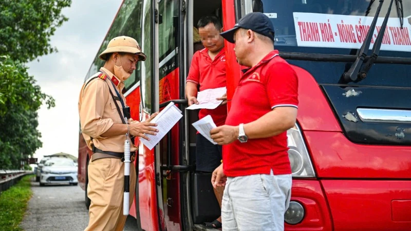 Lực lượng Cảnh sát giao thông tuần tra, kiểm soát và tuyên truyền Nghị định 168 đối với các tài xế hành khách. (Ảnh: minh họa)