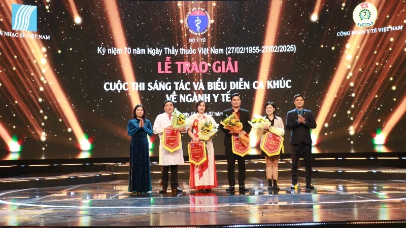 Ban tổ chức chọn 20 tác phẩm xuất sắc trao giải.