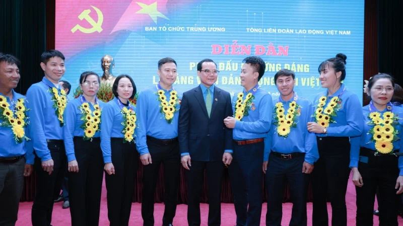 Chủ tịch Tổng Liên đoàn Lao động Việt Nam Nguyễn Đình Khang và các đại biểu công nhân lao động là đảng viên ưu tú dự diễn đàn.