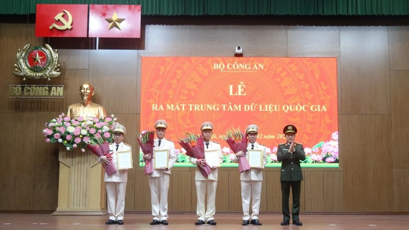 Bộ trưởng Lương Tam Quang trao Quyết định thành lập Trung tâm Dữ liệu quốc gia.