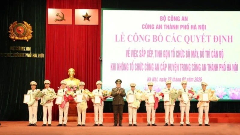 Trung tướng Nguyễn Hải Trung trao quyết định cho các đồng chí được điều động, luân chuyển.
