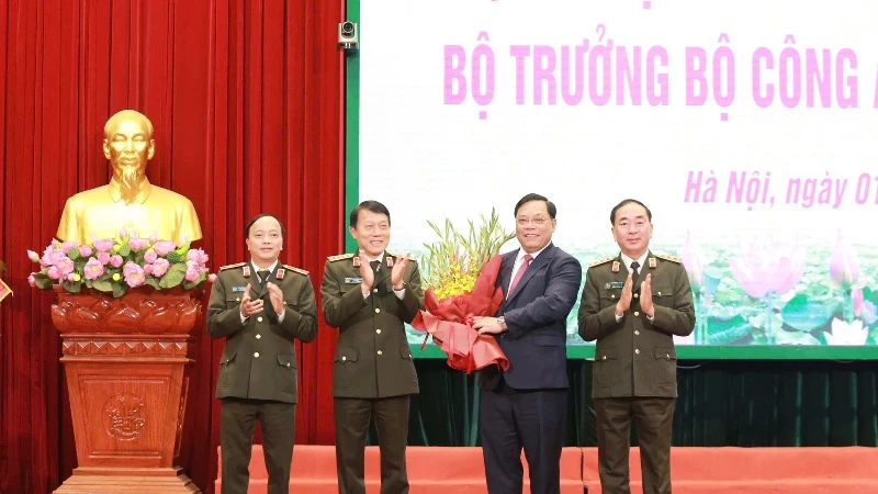 Lãnh đạo Bộ Công an tặng hoa chúc mừng đồng chí Nguyễn Hải Trung.