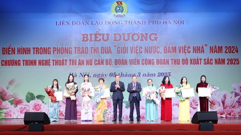 Đồng chí Phạm Quang Thanh và Phó Trưởng đoàn đại biểu Quốc hội chuyên trách thành phố Hà Nội Phạm Thị Thanh Mai trao khen thưởng tặng các tập thể, cá nhân điển hình trong phong trào thi đua "Giỏi việc nước, đảm việc nhà".