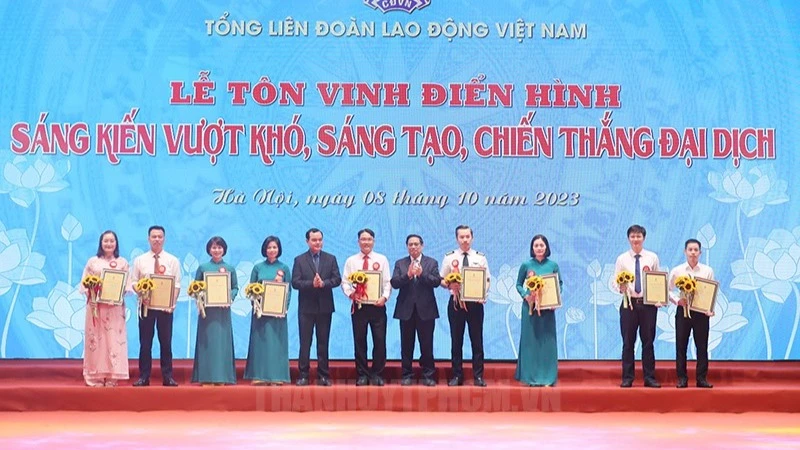 Lễ tôn vinh điển hình sáng kiến vượt khó, sáng tạo, chiến thắng đại dịch do Tổng Liên đoàn Lao động Việt Nam tổ chức tháng 10/2023.