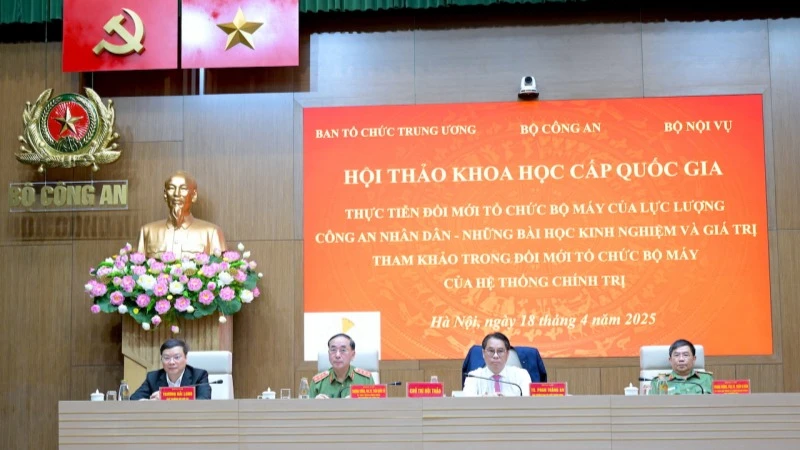 Các đồng chí chủ trì hội thảo.