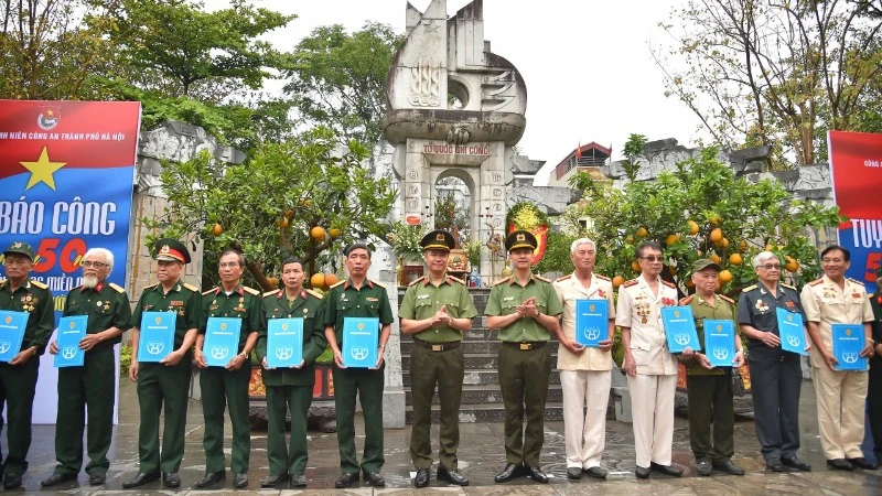 Trao quà tặng thương binh, cựu chiến binh từng tham gia Chiến dịch Hồ Chí Minh.