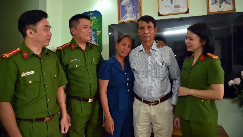 Cha con ông Nghiêm và chị Thủy cùng các cán bộ công an phường Cửa Nam ngày sum họp.