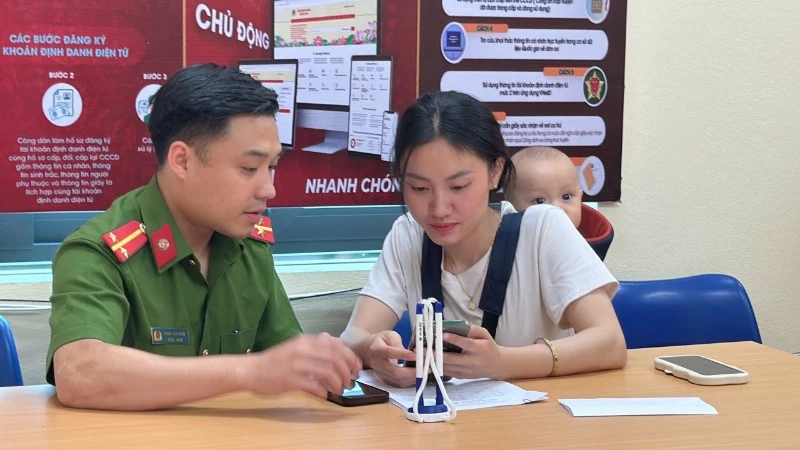 Công an xã Vạn Hòa, thành phố Lào Cai hướng dẫn thủ tục hành chính cho người dân.
