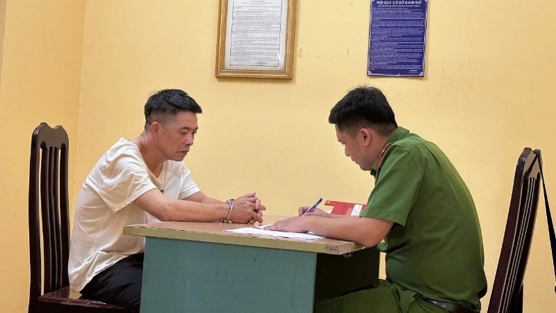 Bị can Nguyễn Xuân Phiến.