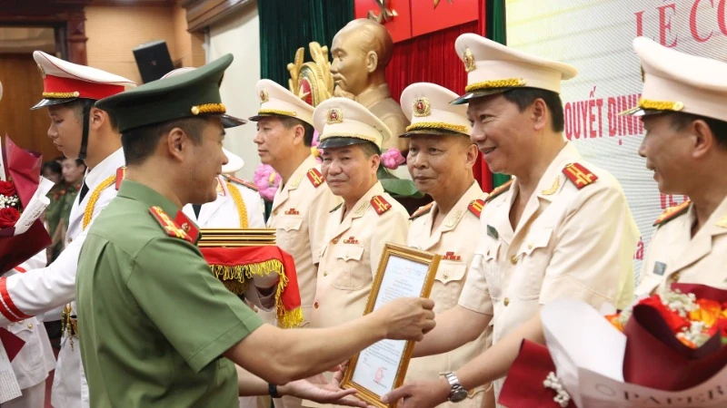 Lãnh đạo Công an thành phố trao quyết định nghỉ công tác hưởng chế độ hưu trí, chờ hưởng chế độ hưu.