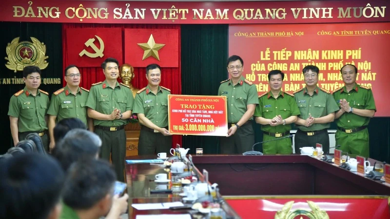 Công an Hà Nội trao 3 tỷ đồng chung tay “Xóa nhà tạm, nhà dột nát” tại tỉnh Tuyên Quang.