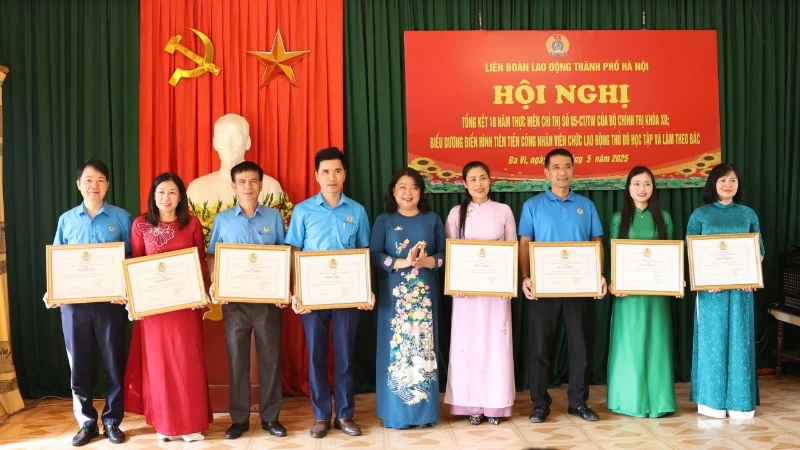 Trao Bằng khen tặng các cá nhân điển hình tiên tiến trong học tập và làm theo tư tưởng, đạo đức, phong cách Hồ Chí Minh (giai đoạn 2016-2025).