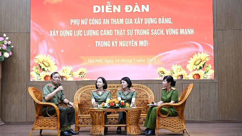 Các điển hình tham gia trao đổi tại diễn đàn.