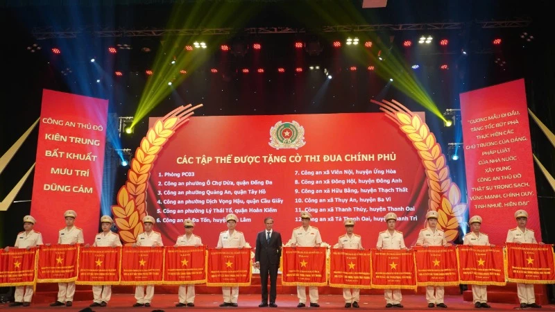 12 tập thể thuộc Công an thành phố Hà Nội đón nhận Cờ thi đua Chính phủ năm 2024.