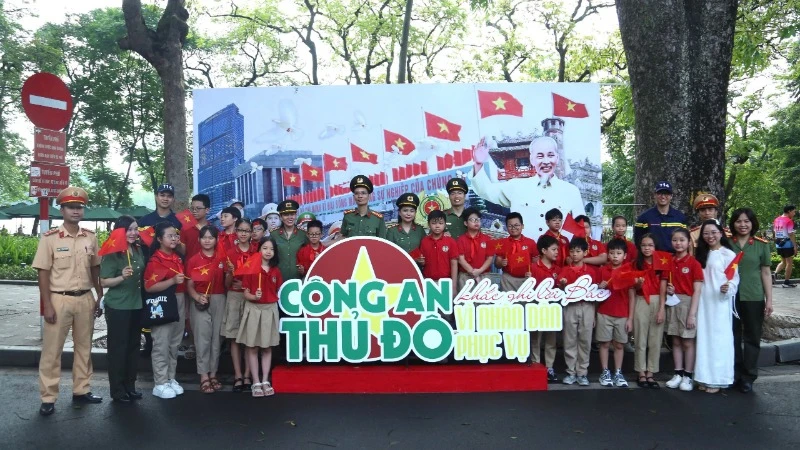Trưng bày lưu động thu hút đông đảo học sinh và nhân dân Thủ đô tham gia.
