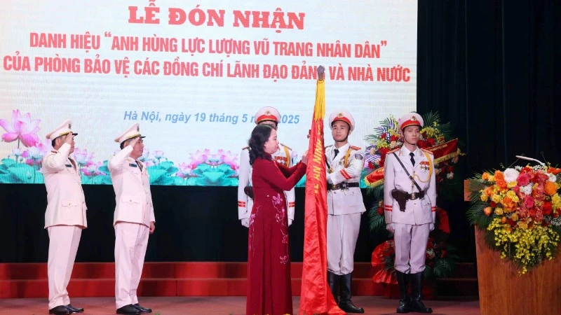 Phó Chủ tịch nước Võ Thị Ánh Xuân gắn huy hiệu “Anh hùng Lực lượng vũ trang nhân dân” lên lá cờ truyền thống Phòng Bảo vệ các đồng chí Lãnh đạo Đảng và Nhà nước thuộc Bộ Tư lệnh Cảnh vệ, Bộ Công an.
