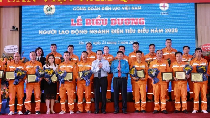 Lãnh đạo Tổng Liên đoàn Lao động Việt Nam và Tập đoàn Điện lực Việt Nam trao Chứng nhận "Người lao động ngành điện tiêu biểu" năm 2025.