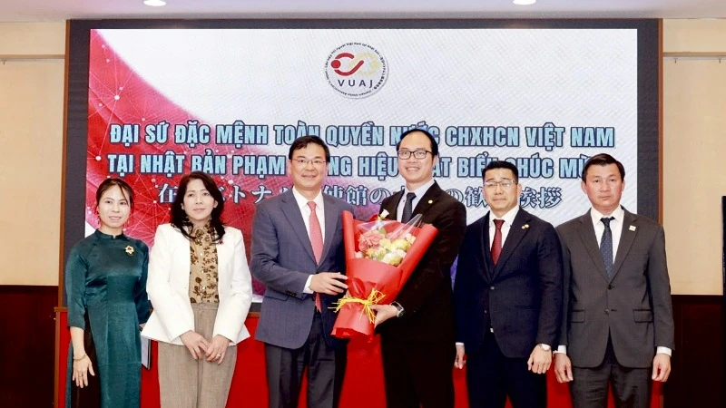 Đại sứ Phạm Quang Hiệu (thứ 3 từ trái sang) tặng hoa chúc mừng Tiến sĩ Nguyễn Hồng Sơn tái đắc cử Chủ tịch Liên hiệp hội nhiệm kỳ 2025-2028. (Nguồn: Liên hiệp Hội người Việt Nam tại Nhật Bản)