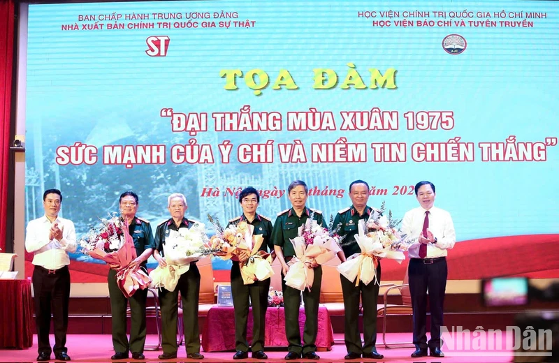 Lãnh đạo Nhà xuất bản Chính trị quốc gia Sự thật và lãnh đạo Học viện Báo chí và Tuyên truyền tặng hoa các đại biểu, nhân chứng lịch sử tham dự buổi tọa đàm.