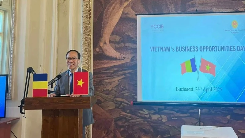 Đại sứ Việt Nam tại Romania Đỗ Đức Thành phát biểu tại sự kiện. (Ảnh: Đại sứ quán Việt Nam tại Romania)