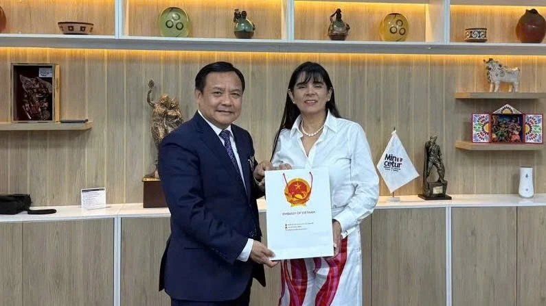 Đại sứ Bùi Văn Nghị và Bộ trưởng Ngoại thương và Du lịch Peru Elizabeth Galdo Marín de Desilú. (Ảnh: Đại sứ quán Việt Nam tại Brazil)