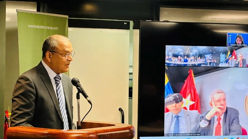 Chủ tịch Sàn chứng khoán Quốc gia Venezuela Carlos Enrique Herrera phát biểu tại Diễn đàn. (Ảnh: Đại sứ quán Việt Nam tại Venezuela)