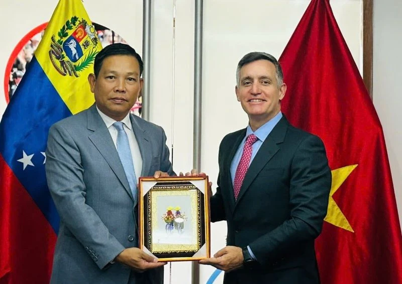 Đại sứ Vũ Trung Mỹ trao quà kỷ niệm tặng Bộ trưởng Franklin Cardillo (Ảnh: Đại sứ quán Việt Nam tại Venezuela)