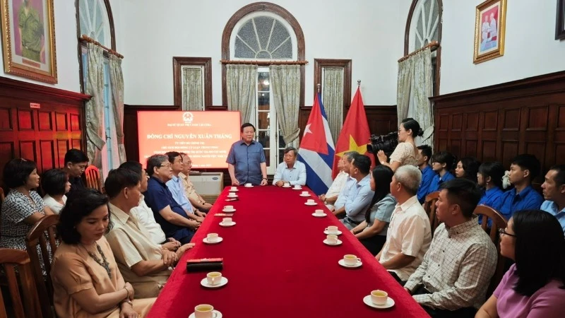 Đồng chí Nguyễn Xuân Thắng và Đoàn công tác đến thăm, gặp mặt cán bộ Đại sứ quán và cộng đồng người Việt Nam tại Cuba (Ảnh: Đại sứ quán Việt Nam tại Cuba)