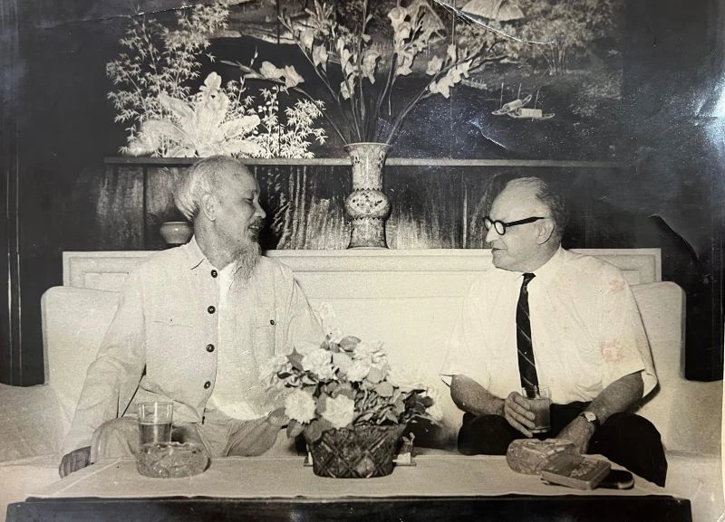 Chủ tịch Hồ Chí Minh tiếp thân mật ông Eduardo Gallegos, Ủy viên Bộ Chính trị, Trưởng Ban Đối ngoại Trung ương Đảng Cộng sản Venezuela thăm Việt Nam và dự Quốc khánh 2/9/1964. (Ảnh tư liệu do Đại sứ quán Việt Nam tại Venezuela cung cấp)