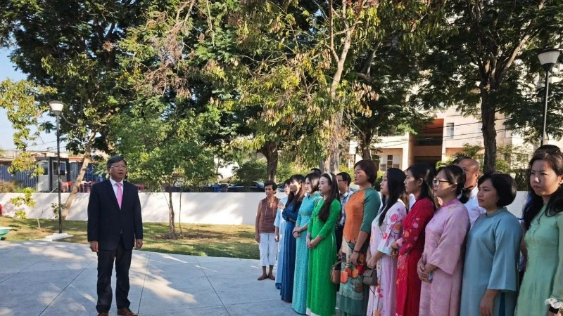 Đại sứ Lê Quang Long và các đại biểu tham dự lễ dâng hoa. (Ảnh: Đại sứ quán Việt Nam tại Cuba)