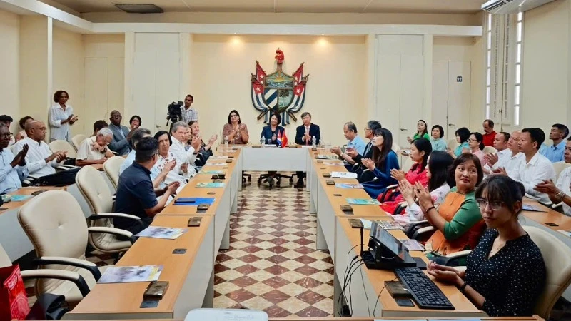 Các đại biểu tham dự Lễ ra mắt bộ môn nghiên cứu về Hồ Chí Minh tại Đại học La Habana. (Ảnh: Đại sứ quán Việt Nam tại Cuba)